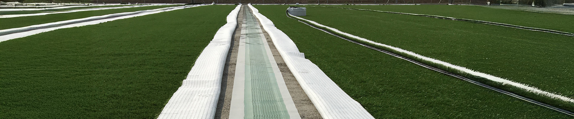 immagine installazione campi in erba sintetica